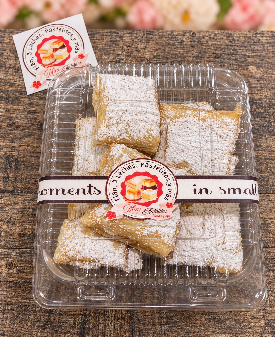 A tray of powdered sugar pastelillos